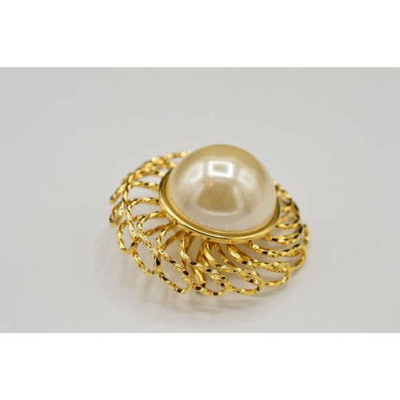 Vintage Pin Brooch Gold Tone Large Pearl 3D Round Chunky Filigree 1980s BinV - Picture 9 of 10